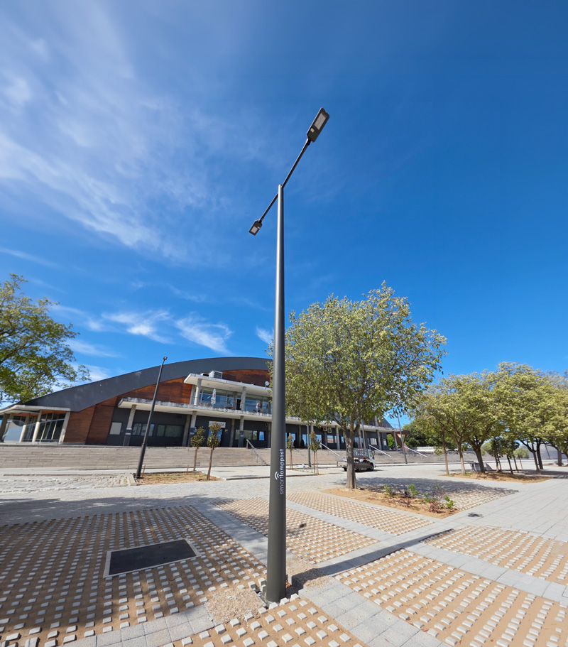 Smartlamppost pole serving multiple services in Fundão